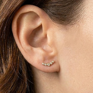 Pendiente plano con bisel de circonita cúbica · Labret de arco curvo · Piercing trepador para oreja · Cartílago de hélix y concha · Racimo minimalista · Pendiente de uso diario (FB0051)