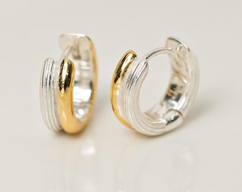 Sierlijke tweekleurige scharnierende knuffeloorbellen, minimalistische gemengde metalen hoepeloorbellen, tweekleurige oorbellen, zilveren sieraden, trendy cadeau voor haar (E0134)