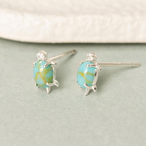 Par de brincos de tartaruga turquesa, brincos delicados de tartaruga marinha, brincos divertidos e fofos de animais, joias de pedra preciosa prateada, presente para ela (E0105)