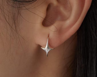 Pendientes minimalistas de aro con forma de estrella fugaz, delicados pendientes de aro con diseño de galaxia, pendientes celestiales únicos, joyería de plata de ley, regalo para ella (EC3032)
