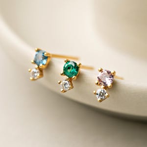 Piccoli orecchini a bottone con pietra portafortuna / Piccolo perno con pietra preziosa / Secondo piercing minimalista / Delicato regalo di compleanno / Gioielli personalizzati per la mamma (E0007)