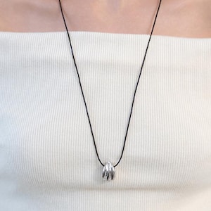 Halsband med snäckskal · Skulpturellt silverhänge · Boho-halsband i läder · Minimalistiska smycken med svart snöre · Present till henne (NZ2534)