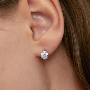 Pendientes Huggie de plata de ley con circonitas redondas / Aros clásicos con imitación de diamante / Pendientes minimalistas tipo dormilona / Piercing para el cartílago de la hélice (EC3268)