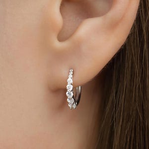 Funkelnde CZ Pave Huggie Creolen · Zierliche Reihe der Radiance Ohrringe · 925 Sterling Silber · Minimalistischer Alltagsschmuck · Geschenk für Sie (EC3228)