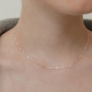 Gargantilla minimalista de plata de ley con cadena y disco brillante, ideal para combinar con otras joyas, perfecta para el día a día o como regalo para ella (NZ2161)