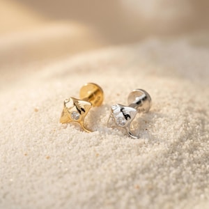 Tiny Stingray Flatback · Manta Ray Labret · CZ Ocean Piercing · Helix Tragus Cartilage · Nautical Jewelry · Everyday Stud (FB0050)
