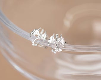 Boucles d'oreilles en argent petit dragon CZ, boucles d'oreilles diamant ailes de dragon, boucles d'oreilles créature mythique, cadeau pour amateur de fantaisie (E0213)