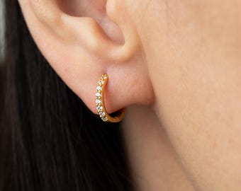 Créoles Huggie en pavé ombré | Boucles d'oreilles CZ dégradées | Bijoux en cristal arc-en-ciel | Boucle colorée minimaliste | Boucle d'oreille délicate | Cadeau d'anniversaire (E0081)