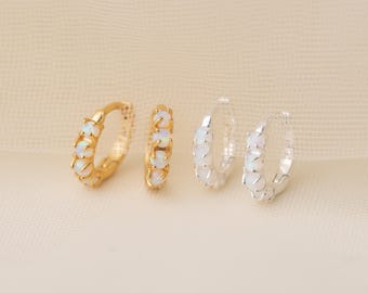 Pendientes de aro Huggie de ópalo blanco en plata de ley, pendientes minimalistas de ópalo, pendientes perfectos para el día a día, joyería de plata, regalo de Navidad (E0043_OP)