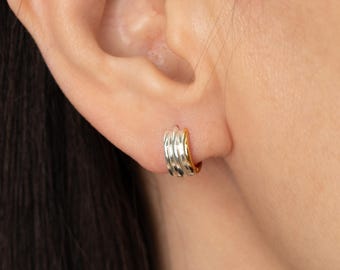Sierlijke Triple Ridge-oorbellen, tweekleurige knuffeloorbellen, minimalistische statement-oorbellen, sieraden van gemengd metaal, trendy zilveren sieraden (EC3131)