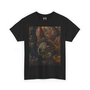 Puede incluir: Camiseta negra con una impresión detallada y colorida de una escena fantástica con criaturas y figuras. La obra de arte tiene un estilo medieval o renacentista, con una variedad de colores y texturas. La camiseta es de cuello redondo clásico.