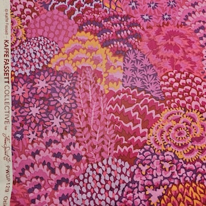 Puede incluir: Una tela vibrante con un denso estampado floral en tonos de rosa, magenta y amarillo. El diseño incluye flores y follaje estilizados, creando un efecto texturizado y en capas. El texto "Kaffe Fassett Collective" es visible.