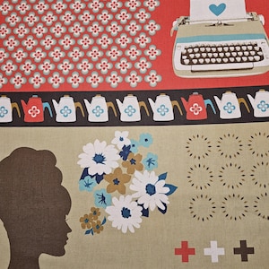 Puede incluir: Una tela estampada con una máquina de escribir vintage, un corazón, flores y teteras. El diseño incluye una silueta de perfil de mujer, motivos florales y símbolos de cruz en varios colores. La paleta de colores incluye rojo, blanco, azul, marrón y beige.