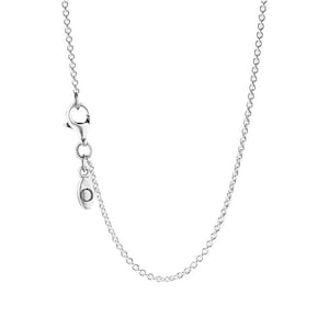 Peut inclure: Un collier à chaîne de couleur argentée avec un design à maillons délicats. Le collier comprend un fermoir mousqueton et une petite étiquette métallique de forme ovale attachée près de la fermeture, gravée d'une lettre O circulaire.