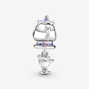 Può includere: Un charm in argento a forma di teiera con coperchio viola e base decorata con smalti viola e blu. La parola Disney è incisa sul lato. Una piccola tazzina coordinata è appesa alla parte inferiore della teiera come pendente.