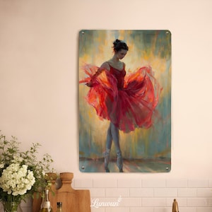 Może przedstawiać: Metalowa grafika ścienna przedstawiająca baletnicę w czerwonej sukience. Grafika przedstawia tancerkę w ruchu, z powiewającą czerwoną spódnicą i miękkim, kolorowym tłem. Obraz jest zamontowany na metalowej płycie.