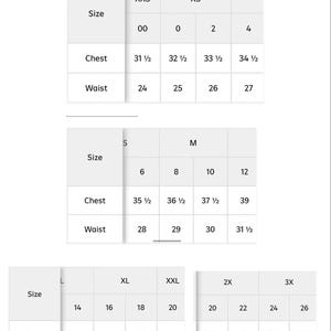 Peut inclure: Un tableau des tailles blanc avec des mesures de poitrine et de taille en pouces. Les tailles vont de XXS &agrave; 3X, avec les mesures correspondantes. Le tableau est con&ccedil;u pour aider les clients &agrave; trouver la bonne taille de v&ecirc;tement.