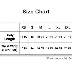 Puede incluir: Una tabla de tallas con medidas en pulgadas. La tabla incluye tallas XS a 2XL, con una longitud de cuerpo que va de 47 a 55,5 cm y un ancho de pecho de 33,7 a 45,1 cm.