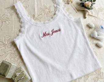 Débardeur brodé personnalisé avec bordure en dentelle, chemise Future Mrs, tenue de mariée EVJF, haut court future mariée, cadeau de shower de bébé