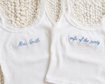 Débardeur avec bordure en dentelle avec nom brodé personnalisé, débardeur côtelé Mme personnalisé, épouse, cadeau d'enterrement de vie de jeune fille