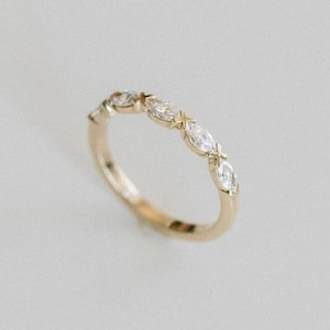 Anello nuziale in moissanite taglio marquise da 0,50 ct totali, oro giallo massiccio 14k, mezza fascia dell'eternità, griffe a "X" condivise, anello impilabile, anello/regalo nuziale