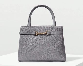 Bolso gris con relieve de cocodrilo: elegante bolso de mano estructurado