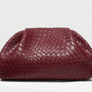 ワインレッドのテクスチャードクラッチバッグ（レディース） - エレガントなフェイクレザーの折りたたみ財布