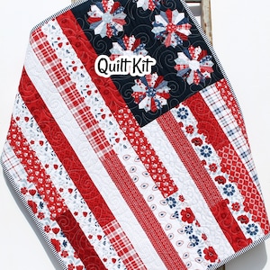 Peut inclure: Kit de courtepointe avec un motif de drapeau américain rouge, blanc et bleu avec une variété de motifs de tissus. La courtepointe est faite avec une variété de tissus, y compris des tissus à carreaux rouge, blanc et bleu, floraux et rayés. La courtepointe est matelassée avec une simple couture droite. Le kit de courtepointe comprend tout le tissu nécessaire pour réaliser la courtepointe, ainsi que des instructions. Le kit de courtepointe est parfait pour un débutant en courtepointe.