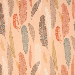 Peut inclure: Un tissu de couleur pêche avec un motif répétitif de plumes de différentes couleurs. Les plumes sont dans des tons de brun, gris, sarcelle, orange et blanc.