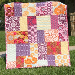 Modern quilt pattern PDF download for creating baby quilts, oversized throw quilts, twin quilts, full quilts, and king-size bed quilts with oversized blocks