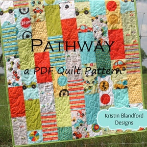 Op de afbeelding: Een kleurrijk patchwork-deken met de titel "PATHWAY a PDF Quilt Pattern" en een handtekening "Kristin Blandford Designs". Het deken heeft verschillende stoffen met auto's, cirkels, strepen en andere patronen in tinten rood, oranje, geel, groen, blauw en wit.