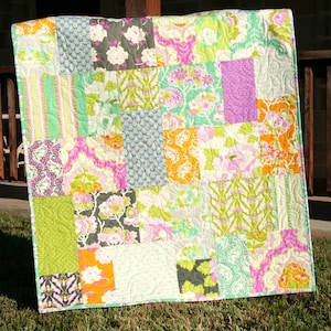 Modern big block quilt pattern designed for fat quarter fabric bundles with a clean mosaic-inspired layout perfect for beginner quilters and quick sewing projects