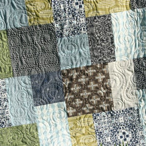 Big block quilt sewing pattern featuring fast and easy construction methods for confident beginners using colorful coordinated fat quarter fabrics