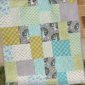 Fast and easy fat quarter quilt pattern with oversized modern blocks designed for baby quilts, couch throws, and king-size bed quilts