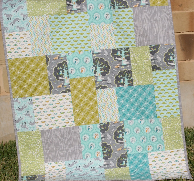 Fast and easy fat quarter quilt pattern with oversized modern blocks designed for baby quilts, couch throws, and king-size bed quilts