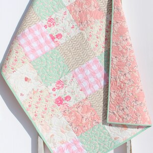 Kit de edredón floral para cuna, manta DIY, proyecto de bricolaje, telas de galería de arte, manta doble, rosa coral, flores de cerezo, cuadros, menta, recién nacido imagen 2