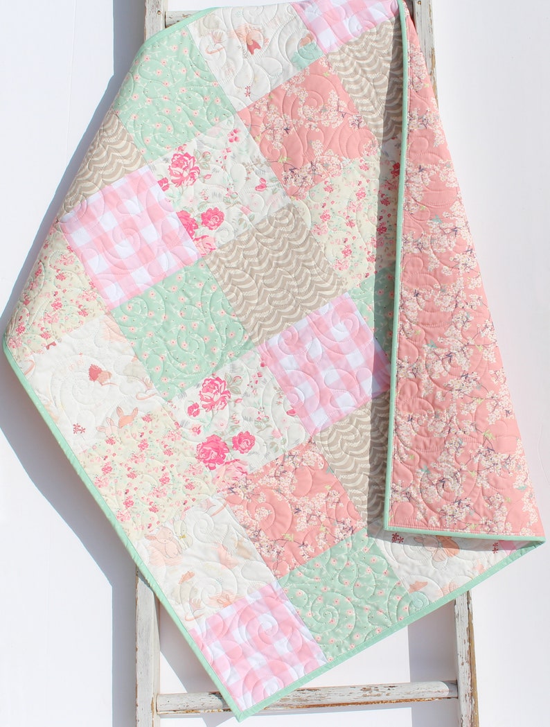Kit de edredón floral para cuna, manta DIY, proyecto de bricolaje, telas de galería de arte, manta doble, rosa coral, flores de cerezo, cuadros, menta, recién nacido imagen 2