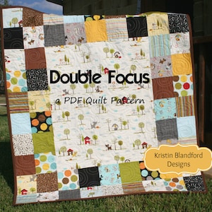 以下が含まれることがあります： 白地に茶色、白、青の継ぎ合わせ模様のキルトパターン。キルトのタイトルは「Double Focus a PDF Quilt Pattern」で、Kristin Blandford Designsによるものです。