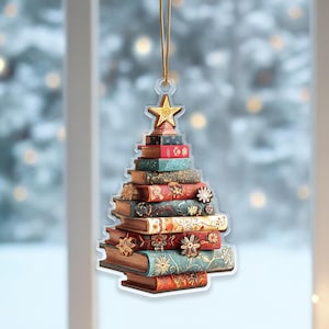 Peut inclure: Ornement de Noël en forme de sapin, composé de livres empilés. Les livres sont de couleurs variées, rouge, bleu et vert, avec des motifs floraux et dorés. Une étoile dorée couronne le sapin, avec une ficelle dorée pour l'accrocher.