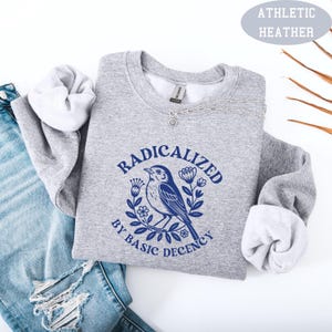 Radikaliserad av grundläggande anständighet Tröja, feministisk grafisk T-shirt, social rättvisa T-shirt, aktivistgåva, jämställdhets-T-shirt, liberal klädhoodie