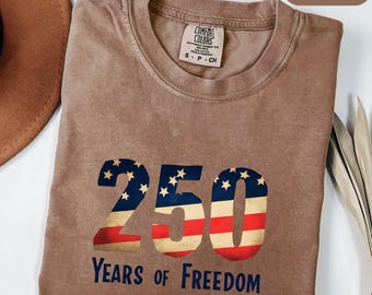 Comfort Colors® レトロ USA 250周年記念シャツ、独立記念日Tシャツ、250周年記念シャツ、USA国旗Tシャツ、独立記念日シャツ、愛国心あふれるギフト