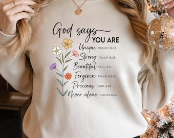 「神はあなたを言う」スウェットシャツ、名前入り聖書の一節Tシャツ、クリスチャンセーター、花柄クリスチャンシャツ、聖書セーター