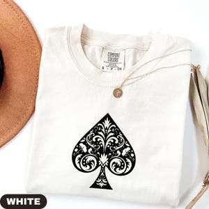 Camiseta con símbolo de picas, camiseta minimalista con palo de cartas, camiseta de estética gótica Comfort Colors®, regalo para jugador de póker, camiseta vintage de manga larga con naipes. imagen 4