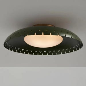 Puede incluir: Una lámpara de techo de estilo retro. La pantalla verde oliva en forma de platillo tiene detalles decorativos recortados. La luz tiene un difusor de vidrio esmerilado blanco y redondeado. La base es de color latón.