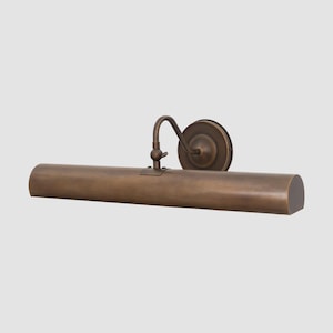 Peut inclure: Un luminaire de tableau en bronze. Il se compose d'un long abat-jour cylindrique et d'un bras courbé relié à une fixation murale circulaire. Conçu pour éclairer des œuvres d'art, environ 40 cm de long.