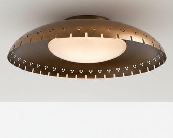 Taklampa i mässing med infälld montering och glasglob i mitten av århundradet