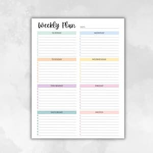 Op de afbeelding: Een witte weekplanner met de woorden "Weekly Plan" in zwart schrift bovenaan. De planner heeft secties voor elke dag van de week, met pastelkleurige koppen en gelijnde ruimtes voor notities. Er is een ruimte voor de datum bovenaan.