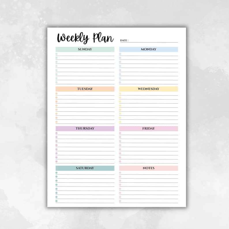 Op de afbeelding: Een witte weekplanner met de woorden "Weekly Plan" in zwart schrift bovenaan. De planner heeft secties voor elke dag van de week, met pastelkleurige koppen en gelijnde ruimtes voor notities. Er is een ruimte voor de datum bovenaan.