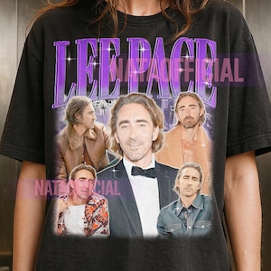 Könnte beinhalten: Schwarzes T-Shirt mit einer Collage von Lee Pace-Bildern und dem Namen "LEE PACE" in Lila. Das Shirt hat ein Vintage-Design, mit den Worten "VINTAGE OFFICIAL" auf dem Shirt gedruckt.