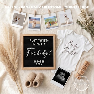 Puede incluir: Una composición plana de anuncio de bebé. Una pizarra de fieltro negro con marco de madera dice "PLOT TWIST - IS NOT A Furbaby! OCTOBER 202X". Un body blanco con "Baby Smith" está junto a una foto de ultrasonido, patucos y bloques de madera.